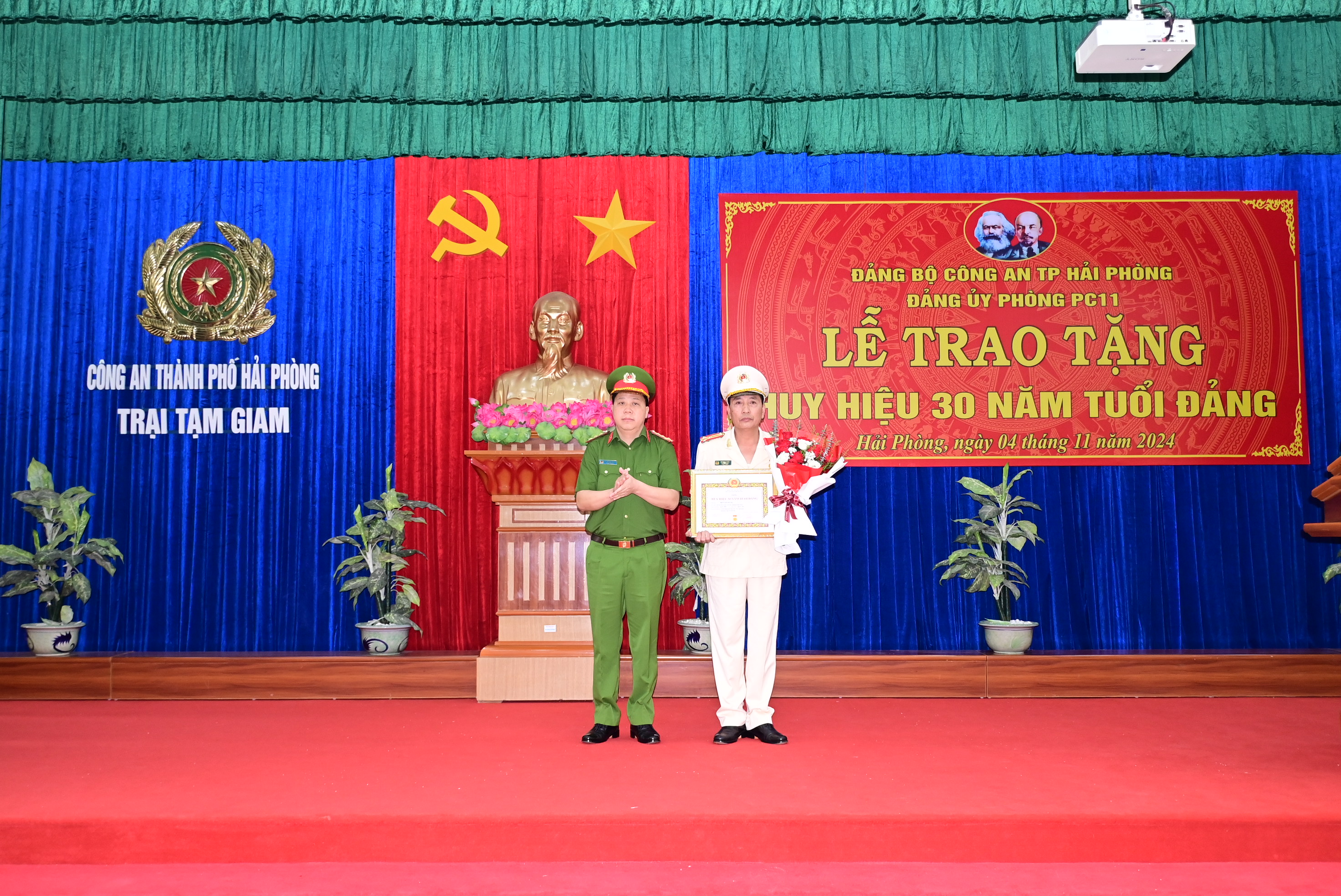 Trao tặng Huy hiệu 30 năm tuổi Đảng tới Giám thị Trại tạm giam, CATP Hải Phòng